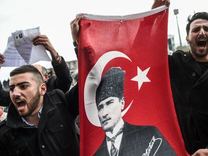 Miembros del Partido Republicano del Pueblo ense&ntilde;an una bandera con el rostro de Ataturk durante una protesta contra los resultados del refer&eacute;ndum este martes en Estambul. 
