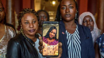 Un grupo de mujeres muestran en un móvil una fotografía de Maguette Mbeugou, en Bilbao en 2018.