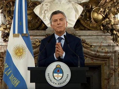 El presidente de Argentina, Mauricio Macri, anuncia en un mensaje grabado las líneas del ajuste económico.