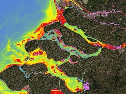 Imagen satelital de la contaminación en el Puerto de Roterdam. En lila las aguas con altos niveles de contaminación, en azul con bajos y en amarillo los residuos y plásticos.