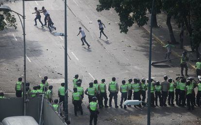 Los manifestantes huyen ante la arremetida de los agentes. En Caracas, una ciudad azotada por la inseguridad, suele haber poca presencia policial en las calles excepto en las movilizaciones contra el Gobierno. 