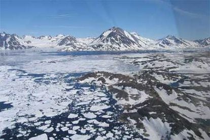 El fiordo de Tasiilaq, en la costa este de Groenlandia. Allí llega el agua del deshielo del glaciar Helheim.
