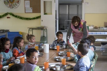 Un grupo de niños en el comedor de la escuela rural.