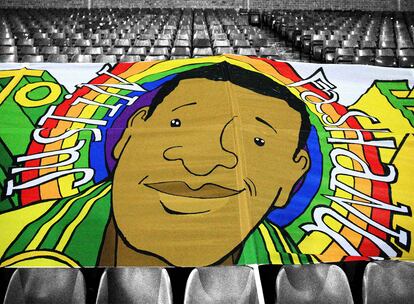 Una enorme pancarta con una ilustración del futbolista Justin Fashanu y un arco iris se desplegó durante un partido entre el Norwich City y el Nottingham Forest el pasado diciembre en Norwich, Inglaterra.