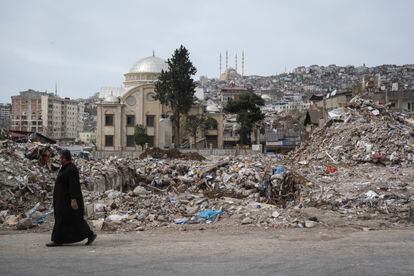 Un hombre camina por la calle repleta de ruinas, este miércoles en Kahramanmaras, Turquía.