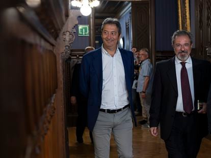 El extorero Vicente Barrera (en el centro de la imagen) y el candidato de Vox a la presidencia de la Comunidad Valenciana, Carlos Flores, a su llegada a la primera reunión para la negociación del gobierno valenciano con el PP.