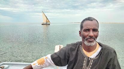 El capitán El Bar Rekon maneja el timón de su barca en la Banc d'Arguin (Mauritania).