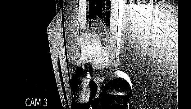 El sujeto que cegó las cámaras de seguridad del edificio de Ana María Henao, poco antes de que esta desapareciera, el 2 de febrero de 2024.