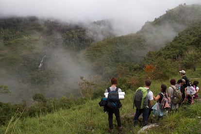 Un grupo hace ecoturismo en el Bosque de Berlín, en la Amazonía peruana.