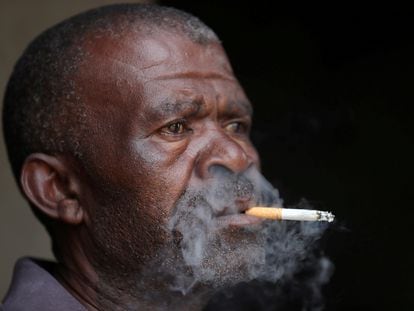 Un hombre fuma un cigarrillo en Johannesburgo, Sudáfrica, en agosto de 2020, tras la restitución del derecho a fumar en lugares públicos por la covid-19.