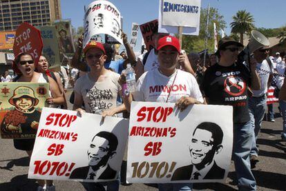 Pancartas solicitando a Obama el veto a la ley de inmigración aprobada en Arizona.
