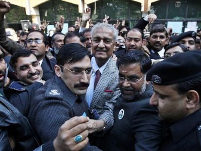 El científico nuclear paquistaní Abdul Qadeer Khan (centro), rodeado de policías y abogados, tras participar en una convención en Rawalpindi (Pakistán), en enero de 2010.