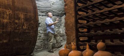 Rivera, en la antigua bodega de Cal Soldat, que se conserva en su estado original.