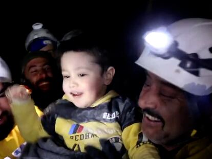 Vídeo | La risa de un niño rescatado dos días después del terremoto en Siria