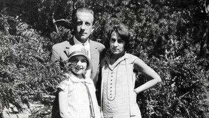 C&eacute;cile con Paul &Eacute;luard, su padre, y Gala, su madre.