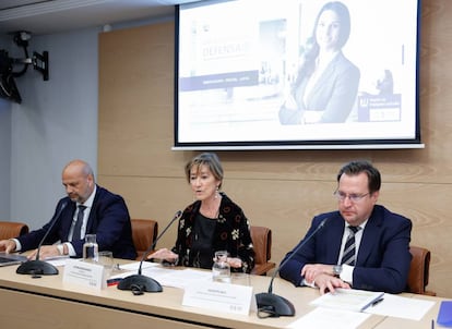 De izquierda a derecha: Enrique Rodríguez Zarza,director general del RIJ; Victoria Ortega, presidenta del Consejo General de la Abogacía Española; y Valentín Arce, director general adjunto de INFORMA.