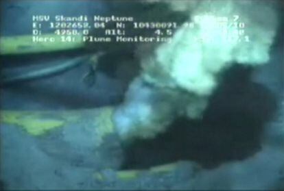 Gas y crudo se mezclan y se escapan hacia la superficie desde una de las tuberías de la plataforma de BP