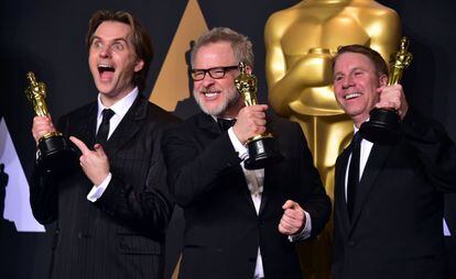 Los directores Byron Howard (izquierda), Rich Moore (centro) y el productor Clark Spencer posan con el Oscar a mejor película de animación por <i> Zootrópolis</i>.