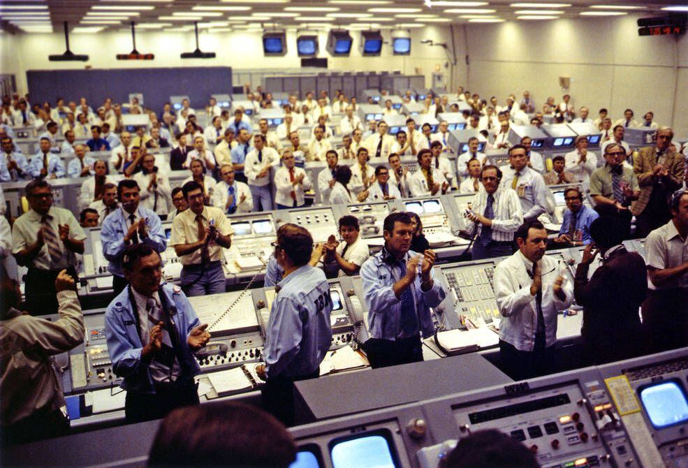 Ingenieros en el centro de control de la misión, desde donde animan mientras el 'Apolo 17' continúa su ascenso hacia el espacio.