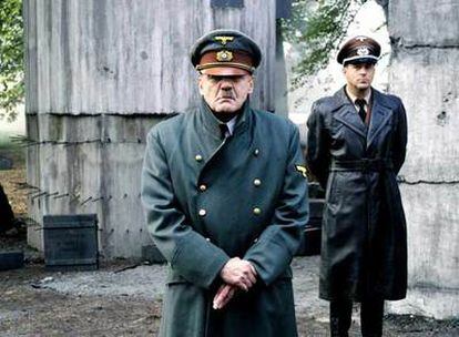Fotograma del filme <i>El hundimiento</i>. Bruno Ganz interpreta a Hitler, y Heino Ferch (segundo plano), a Albert Speer.