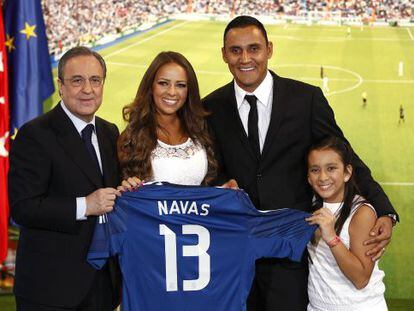 Keylor Navas posa con la camiseta del Madrid junto a su mujer, su hija y Florentino P&eacute;rez.