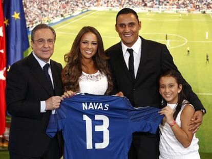 Keylor Navas posa con la camiseta del Madrid junto a su mujer, su hija y Florentino P&eacute;rez.