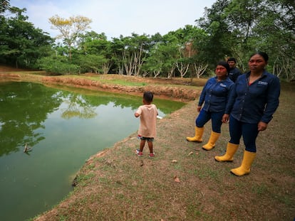 Indígenas waos posan junto a un criadero de peces, en noviembre, en la comunidad Guiyero, en el corazón del Parque Nacional Yazuni (Ecuador).