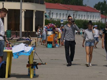 Unos paseantes en Kerch (Crimea) el pasado 21 de julio.