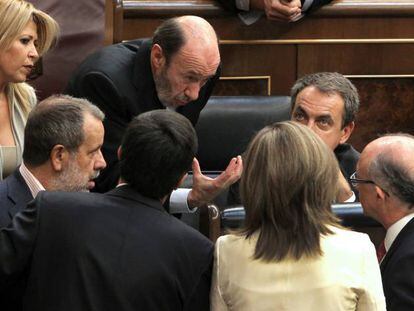 Rubalcaba, Zapatero y otros diputados en el pleno que aprobó la reforma, el 9 de septiembre de 2011.