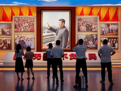 PUn grupo de personas miran imágenes del presidente chino, Xi Jinping, en el Museo de Historia del Partido Comunista de China recién inaugurado en Pekín