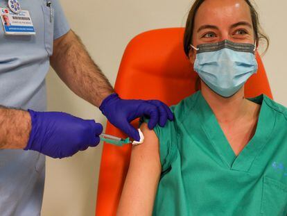 Vacunación contra la covid-19 de una sanitaria del Hospital Infanta Sofía de San Sebastián de los Reyes, Madrid (España), el martes.
