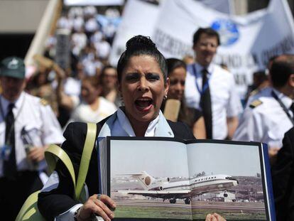 Una sobrecargo de Mexicana, durante una protesta en 2011.