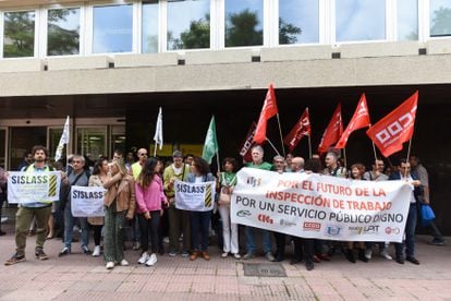 Varias personas se manifiestan frente a la Dirección General de la Función Pública en Madrid, España, el 25 de mayo de 2023, durante una concentración de sindicatos representados en la Inspección de Trabajo y Seguridad Social.