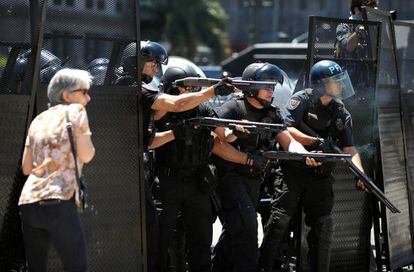 Policías disparan pelotas de goma contra los manifestantes.