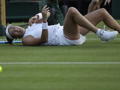 Muguruza, tras caer al suelo durante el partido contra Van Uytvanck.