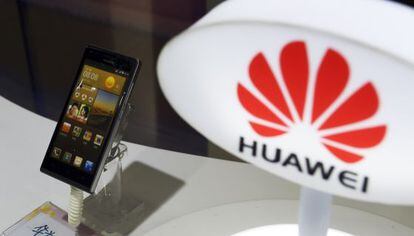 Un m&oacute;vil de Huawei en una tienda de Pek&iacute;n (China).