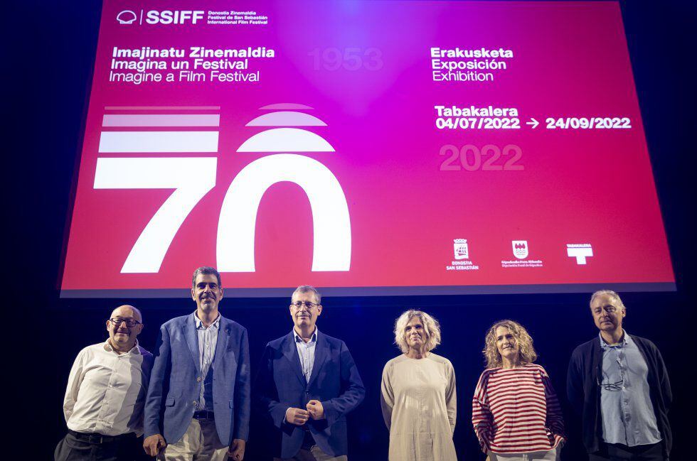 José Luis Rebordinos, director del Zinemaldia, y Eneko Goia, alcalde de San Sebastián, son los dos primeros desde la izquierda en la presentación de la edición de 2022 del festival de cine. 