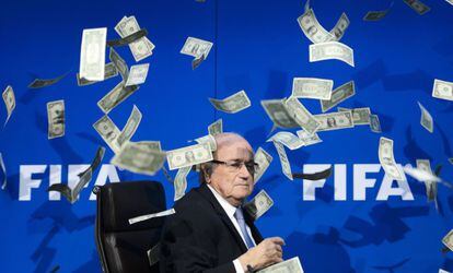 Blatter entre billetes que le fueron lanzados en un acto. 