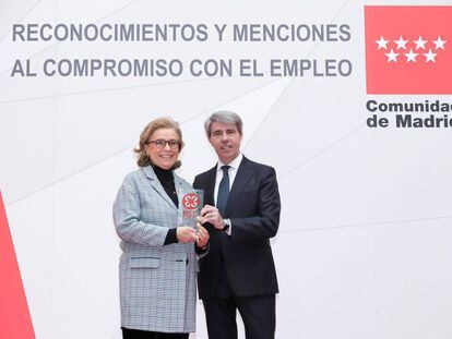 Lourdes Ramos, directora de Recursos Humanos de Garrigues, junto a &Aacute;ngel Garrido, presidente de la Comunidad de Madrid.