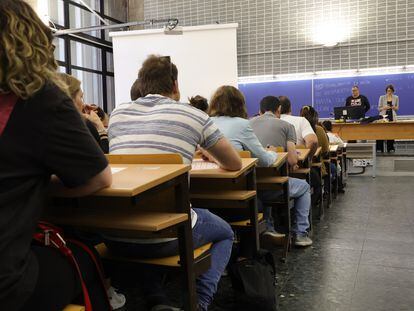 Numerosas personas realizan las pruebas de acceso a Correos, en la Facultad de Biológicas de la Universidad Complutense de Madrid