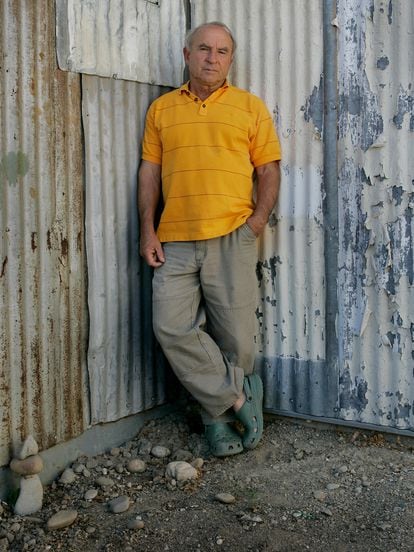 El fundador de Patagonia, Yvon Chouinard, recargado en el pequeño taller donde forjaba equipo de montañismo y del cual surgió la compañía.