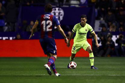 Chumi conduce el balón ante Coke, en el Levante-Barça. 