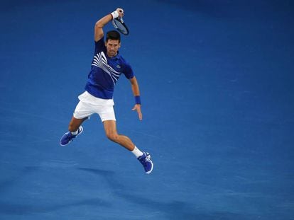 Djokovic, en suspensión, devuelve la pelota contra Pouille.