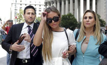 Jennifer Araoz (centro), una de las víctimas de Epstein, a la salida de la Corte Federal en Nueva York el pasado 27 de agosto.
