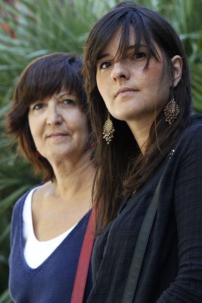 Elena Palacios, de 29 años, y su madre, Carmen Cobos.