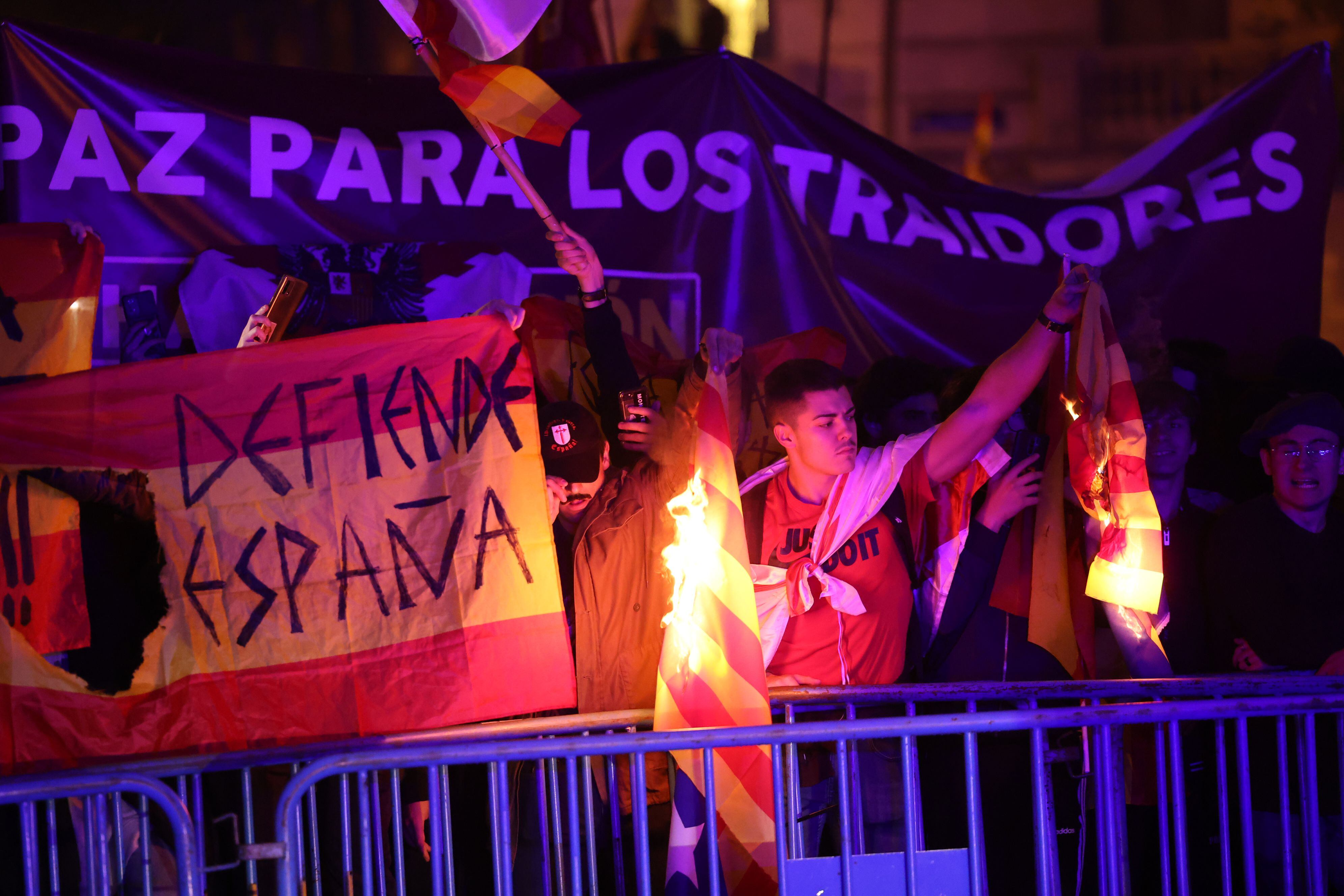 Manifestantes ultras participan en la protesta contra el PSOE en la calle Ferraz de Madrid este miércoles.  