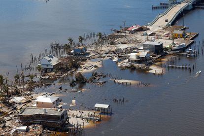 La destrucción provocada por el huracán 'Ian' en el único acceso a la barriada de Matlacha y la isla de Pine, este viernes en Florida.