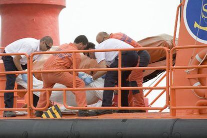 Miembros de Salvamento Marítimo trasladan uno de los cadáveres recuperados.