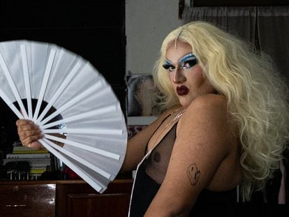 Andromeda se prepara para asistir a un evento Dancing Queer, en ciudad de Guatemala.