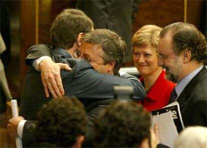 José Blanco, secretario de organización del PSOE, abraza a José Luis Rodríguez Zapatero tras la votación.